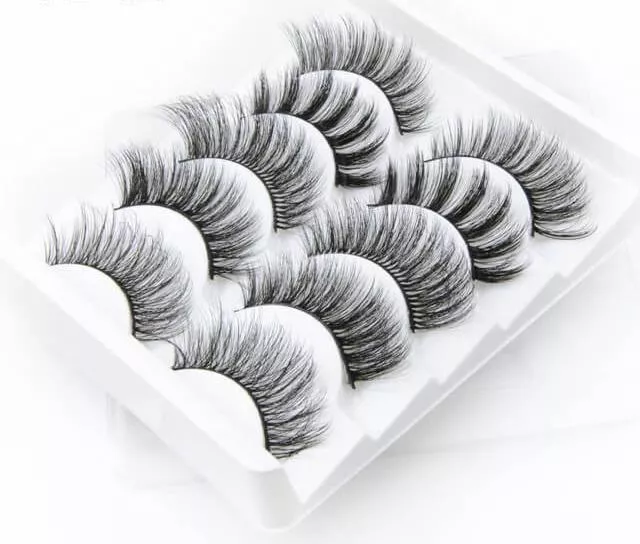 Что привлекательнее — наращенные ресницы или накладные?